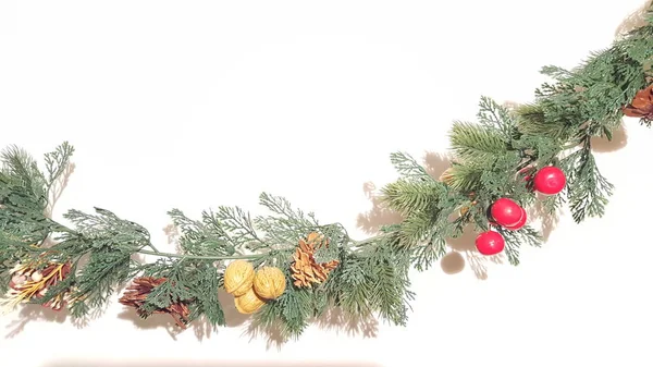 Yeşil mutlu Noeller Garland ile doğa süsler. Mutlu bayramlar ve Sezon selamlar yeşil dekorasyon.