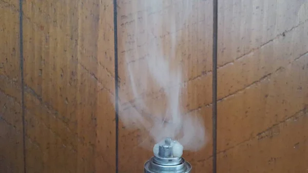 Vape Mod yakın E-sıvı E-suyu buharlaştırır. Bobin ve pamuk kapatın. Vaping duman izi.