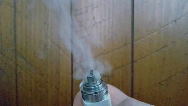 Vape Mod yakın E-sıvı E-suyu buharlaştırır. Bobin ve pamuk kapatın. Vaping duman izi.