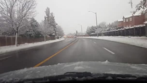 Kjører Gjennom Snowy Suburb Dagtid Drivpunkt Utsikt Pov Winter Wonderland – stockvideo
