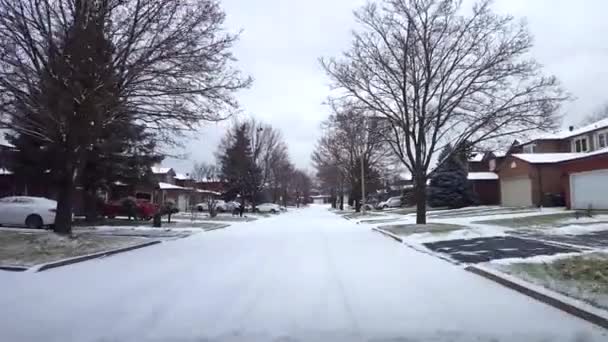 Kjører Rundt Snowy Boligområde Suburb Street Dagtid Lokomotivførerpunkt Pov Forstadsvei – stockvideo