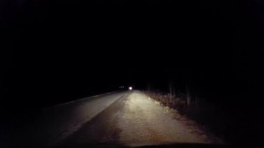 Araba mahsur karanlık gece ülke yolda yolun tarafında. Araç yardım kırsal yolda geçirmek için bekleyen sürücü görüş Pov.