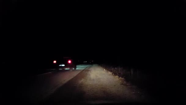 Auto Bloccata Sul Ciglio Della Strada Sulla Dark Night Country — Video Stock