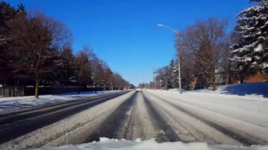 Günde kar kaplı yolda sürüş. Sürücü noktası görünümü karlı sokakta kışın POV.