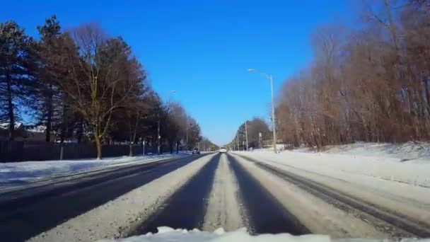 一日の雪に覆われた道路で運転 冬の雪の通りにビュー Pov のドライバポイント — ストック動画