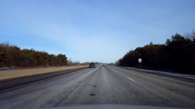 Otoyol gündüz sürüş. Sürücü görüş Pov eyaletler arası ya da otoyol veya ekspres veya çevre yolu ya da paralı yol.