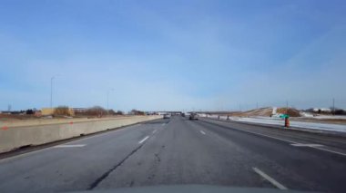 Otoban yol kenarı kar ile günde sürüş. Sürücü görüş Pov eyaletler arası ya da otoyol veya ekspres veya çevre yolu ya da paralı kışın karlı alan ile.