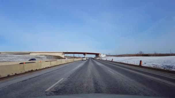 Kör Motorvägen Med Vägarna Snö Dag Drivrutinen Synvinkel Pov Interstate — Stockvideo