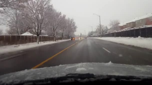 Rijden Door Besneeuwde Winter Buitenwijk Overdag Bestuurder Oogpunt Pov Sneeuwt — Stockvideo
