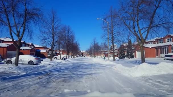 Rijden Besneeuwde Residentiële Voorstad Straat Dag Bestuurder Oogpunt Pov Suburban — Stockvideo