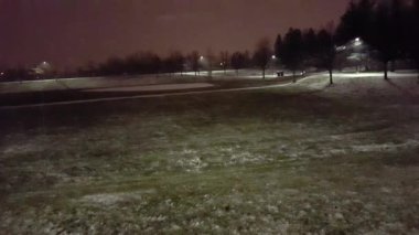 Karlı gece parkta. Güzel görünüm kar yağışı akşam. Gece kar yağışı bakış açısı.
