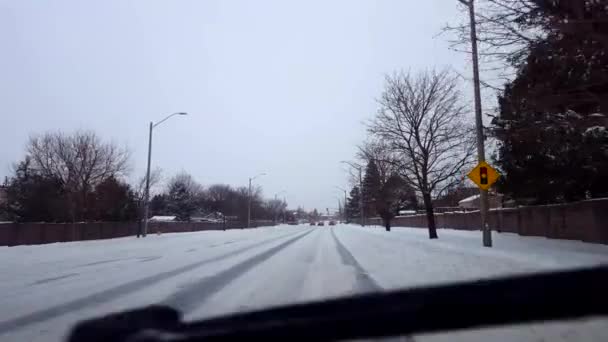 Jazda Bumpy Snowy Street Dzień Kierowca Punkt Widzenia Pov Zima — Wideo stockowe