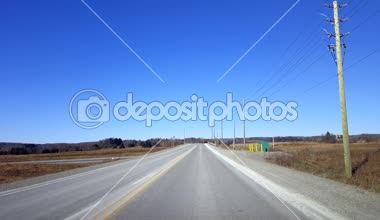 Gün boyunca kırsal yol sürüş. Görünüm sürücü noktası POV kırsal sokak gündüz.