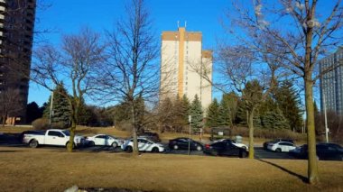 Şehir trafik sıkışıklığı yan görünümü. gün içinde uzun bina Ile kentsel peyzaj Ile trafik Jam çıkış araçları.