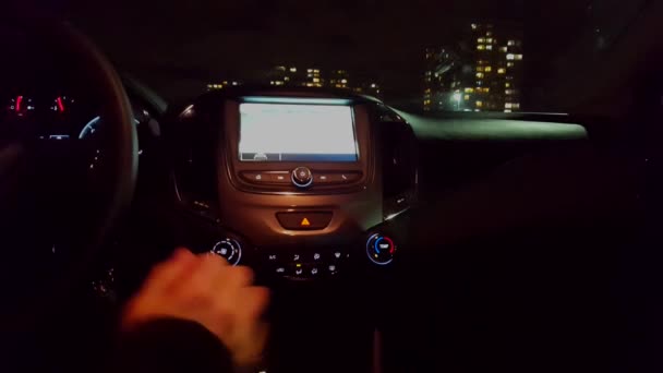 車のリアビューカメラは夜間に車両が逆転しています 夜間にバックアップカメラを使用する — ストック動画
