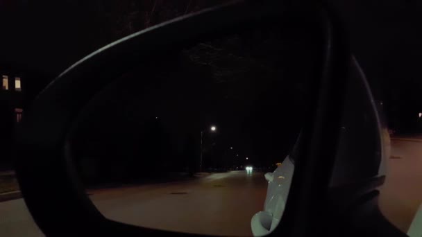 Зеркальный Вид Машины Ночью Автомобиль Задний Вид Улицу Движения Время — стоковое видео