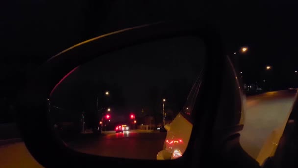 Auto Side Mirror Uitzicht Nachts Voertuig Achteraanzicht Van Het Straatverkeer — Stockvideo