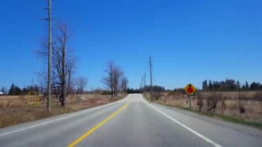 Bahar günü kırsal kesimde araba sürmek. Güzel Güneşli Country Road Boyunca Bakış Pov Sürücü Noktası.