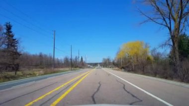 Bahar günü kırsal kesimde araba sürmek. Güzel Güneşli Country Road Boyunca Bakış Pov Sürücü Noktası.