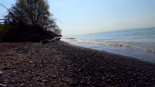 Kis Breaking Waves Beautiful Rocky Beach Shore Nappali Vakáció Shoreline — Stock videók