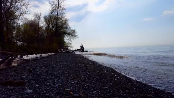 Małe Breaking Waves Pięknym Rocky Beach Shore Dzień Wakacje Shoreline — Wideo stockowe