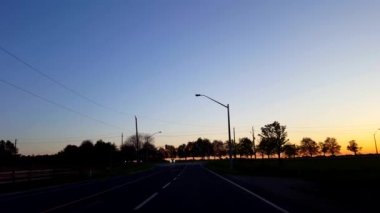 Gün batımı nda Kırsal Kırsal Yol Sürüş. AlacakaranlıkTa Güneş Ufukta Doğarken Sürücü Noktası Pov.