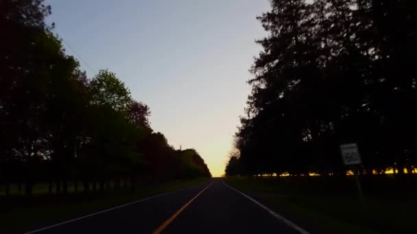 夕暮れ時に田舎道を運転 夕暮れ早夜の間に太陽が地平線上に昇る間 ドライバーの視点Pov — ストック動画