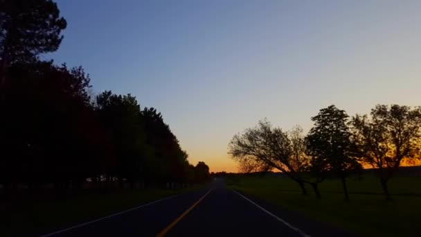 Conduire la route rurale de campagne pendant le coucher du soleil. Point de vue du conducteur POV Alors que le soleil se lève à l'horizon au crépuscule Tôt dans la soirée .
