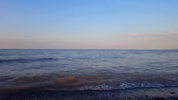 Pequeñas Olas Ruptura Hermosa Playa Shore Mañana Destino Playa Vacaciones — Vídeo de stock