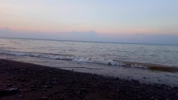 Kleine Brechende Wellen Schönen Strand Morgen Tagsüber Urlaub Küste Strand — Stockvideo