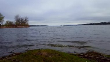 Yaz gününde bulutlu gökyüzü altında Gloomy Gölü. Bulutlu Skies üzerinde murky Lakeside manzara bakış açısı
