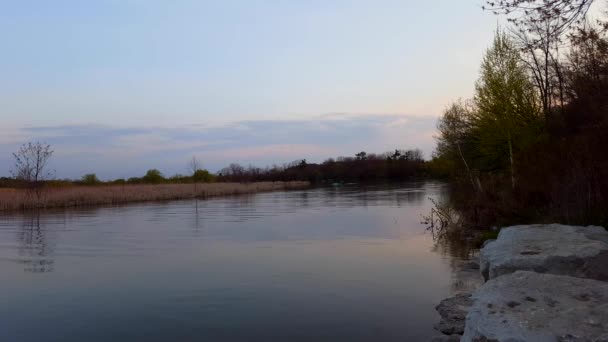 日中はカヌーを背景にした朝の川のシーン 夏の昼間のカヌーで人々と運河の水を流れる川沿い — ストック動画