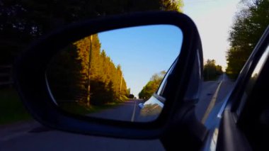 Gündüz Side Mirror Bumpy Kırsal Yol Görünümü Sürüş. Sürücü Bakış Noktası Pov Çukurlar ile Unkempt Country Street Boyunca Side View Ayna Aşağı Bakıyor.