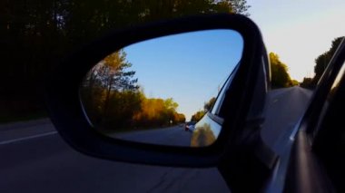 Gündüz Side Mirror Kırsal Yol Görünümü Sürüş. Sürücü Bakış Noktası Pov Aşağı Bakıyor Side View Ayna Beautiful Country Street boyunca.