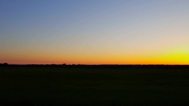 カメラパンで夕焼けの美しい田舎の風景 夕暮れ早夜の風光明媚なカントリーシーン — ストック動画