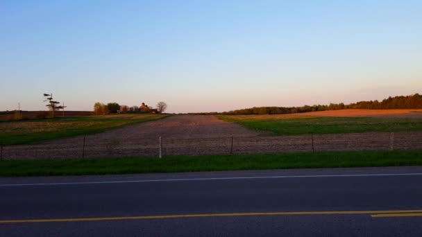 カメラパンと夕焼けの美しい農村農地 夕暮れ時の風光明媚な田園地帯ファーム — ストック動画