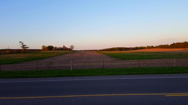 Belles Terres Agricoles Rurales Coucher Soleil Avec Caméra Pan Ferme — Video