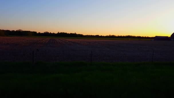 カメラパンと夕焼けの美しい農村農地 夕暮れ時の風光明媚な田園地帯ファーム — ストック動画