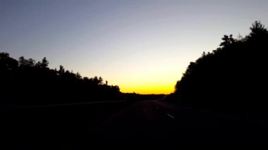 Gün doğumu sırasında kırsal kırsal karayolu sürüş. Sürücü Bakış Noktası Pov Güneş Sabah Erken Ufukta Doğarken. Eyaletlerarası Sürüş.