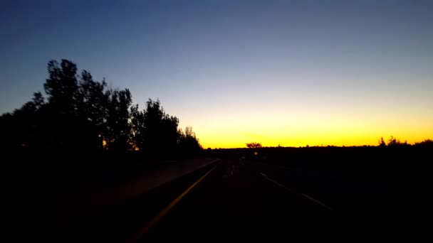 Landstraße Bei Sonnenaufgang Befahren Aus Der Sicht Des Fahrers Während — Stockvideo