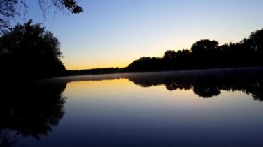 Horizon'da Gün Doğumu Sakin Akan Nehir ve Sabah Sisi Üzerinde. Erken Yaz Şafak'ta Ormanla Çevrili Nehir Sisi.