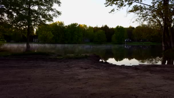 Riverside Residential Houses in the Morning With River Mist. Rivière qui coule tranquillement le long de la forêt et de la maison au début de la journée .