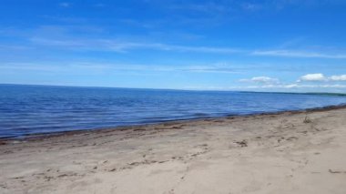 Güzel Kum Beach Shore Küçük Dalgalar. Güzel Mavi Gökyüzü ile Yaz Günü Güneşli Tatil Shoreline Beach Hedef.