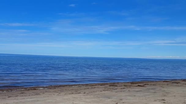 Camera Pan Sulla Bellissima Spiaggia Sabbia Giorno Sunny Vacation Shoreline — Video Stock