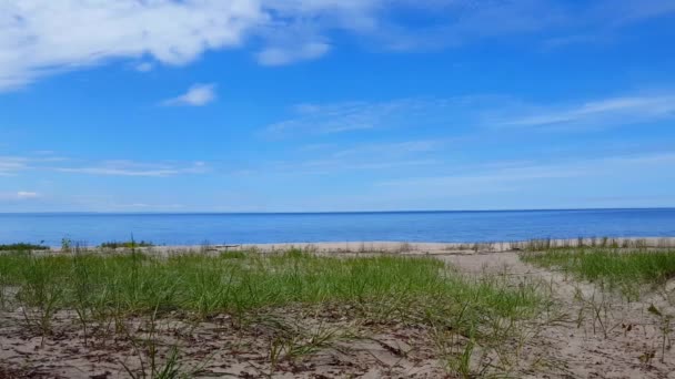 晴れた夏の日の美しいビーチショア砂と水のカメラパン 風光明媚な風景と海景のある砂の海岸線 — ストック動画