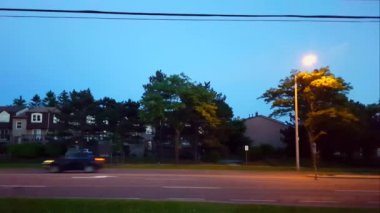 Gece Şehir Trafik Sürüş Yan Görünümü. Akşam Alacakaranlıkta Sokak Işığı ile Şehir Hayatı Kentsel Peyzaj.