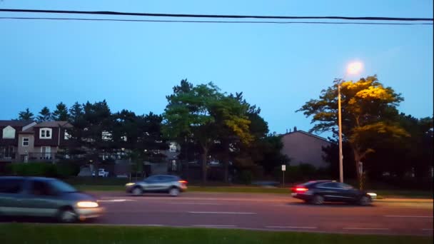 Seitenansicht Des Nächtlichen Straßenverkehrs Der Stadt Stadtleben Stadtlandschaft Mit Straßenbeleuchtung — Stockvideo