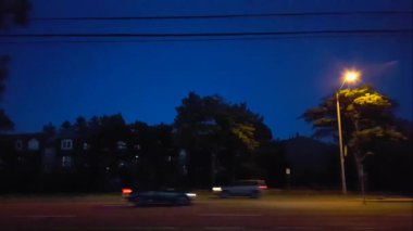 Gece Şehir Trafik Sürüş Yan Görünümü. Akşam Alacakaranlıkta Sokak Işığı ile Şehir Hayatı Kentsel Peyzaj.