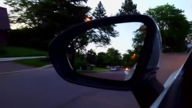Side Mirror Konut Yol Görünümü Sürüş. Güzel Suburban Street boyunca Yan Ayna Of Bakış Pov Sürücü Noktası.