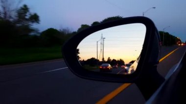 Akşam saatlerinde Sol Yan Ayna'yı kullanmak. Gece Sürücü Bakış Açısı Pov Yan Görünüm Ayna